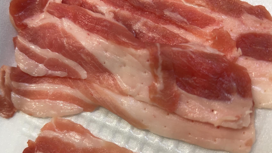 火鍋肉片佈滿「細小孔洞」拆封嚇壞 內行曝真相:很正常