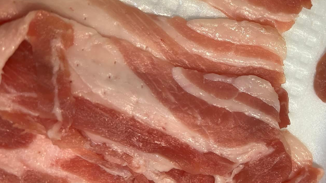 肉片上有許多細小孔洞。(圖/翻攝自我愛全聯-好物老實説臉書)