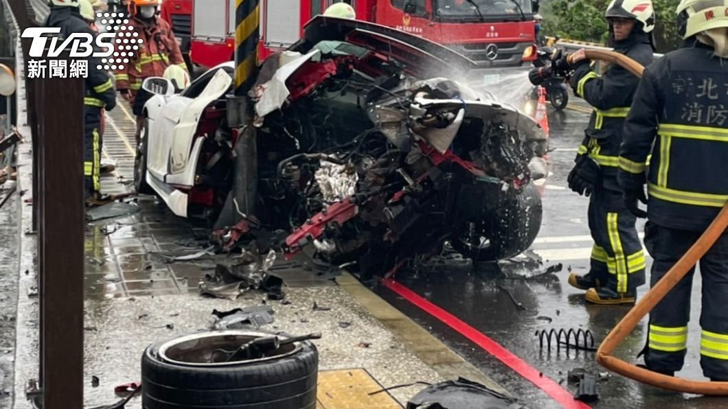車輛一度起火燃燒。