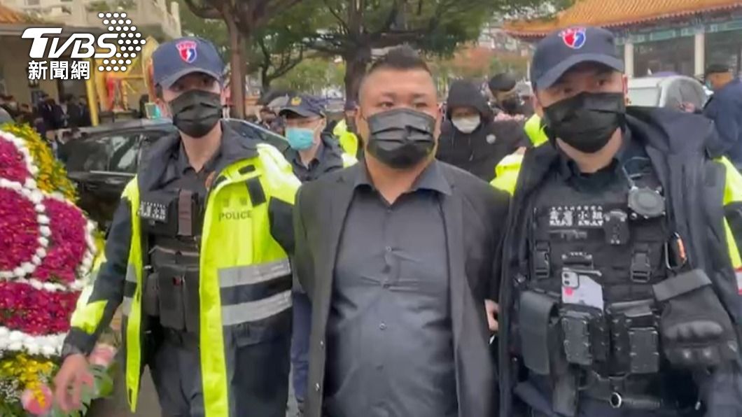 警方查獲多名不法分子,依法帶回。(圖/TVBS)