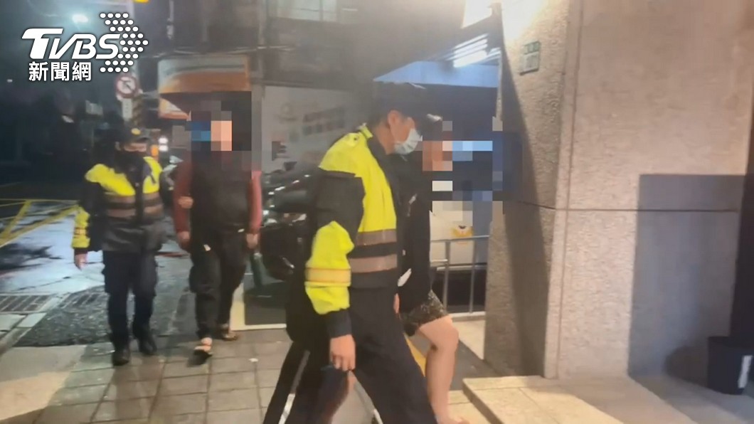 事後兩人互告傷害,雙雙被帶回警局。(圖/TVBS)