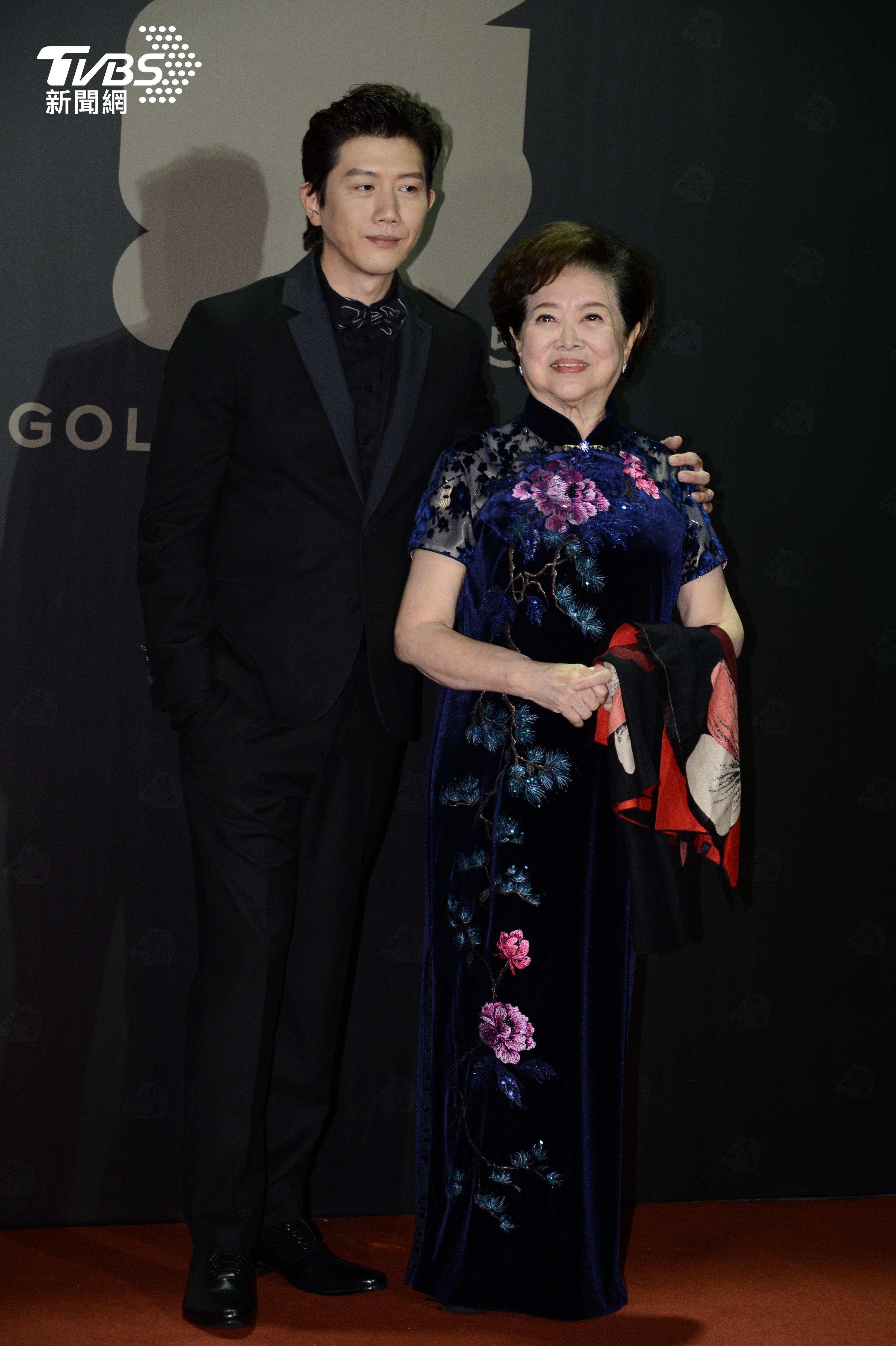 莫子儀偕陳淑芳一同登場。(圖/TVBS)