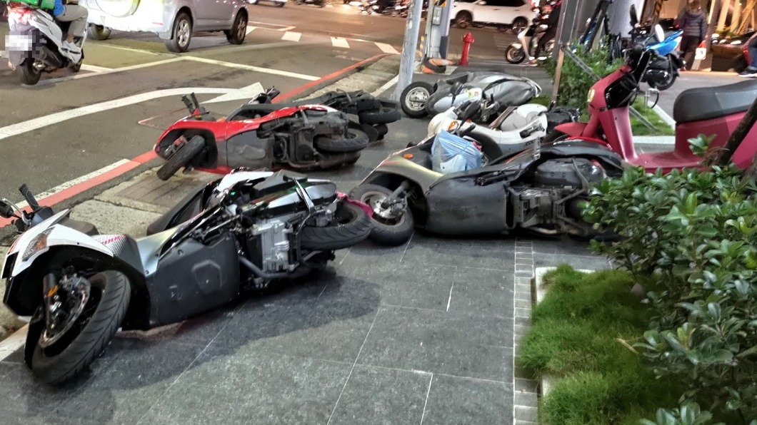 整排機車「被風殺死」倒一片 新竹人笑噴:中柱裝飾用