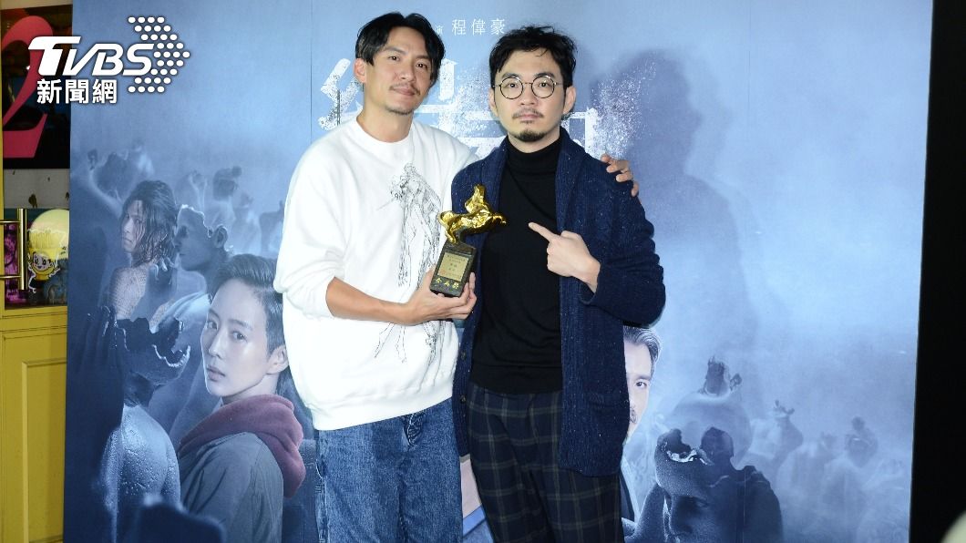 張震與《緝魂》導演程偉豪。(圖/TVBS)