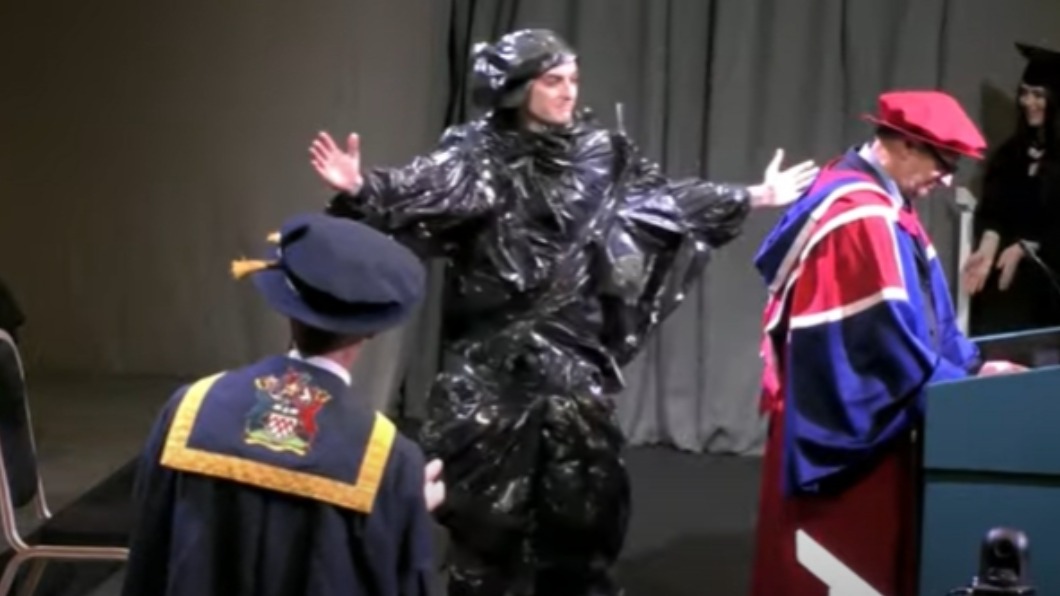 窮到買不起學士服!英國男穿「垃圾袋」畢業 獲全場掌聲