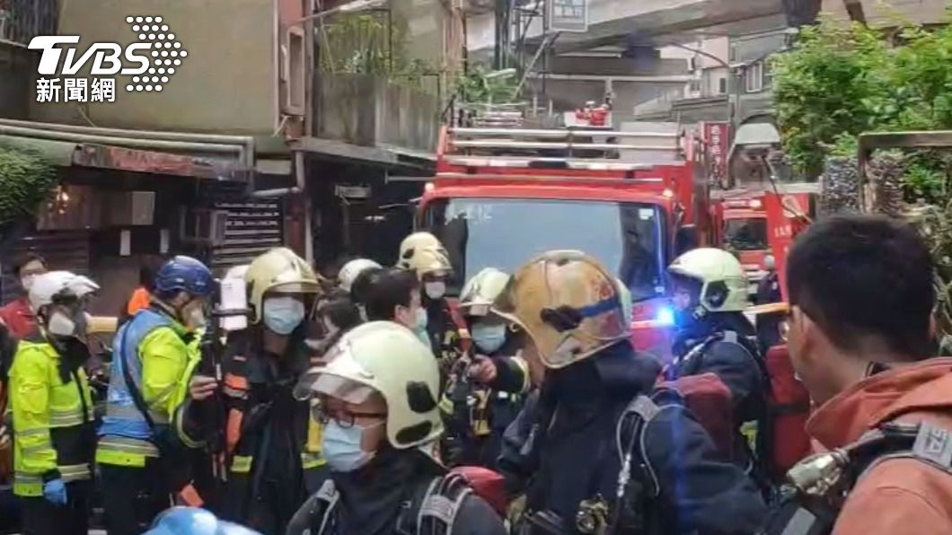 警消出動大批人力到場救援。(圖/TVBS)