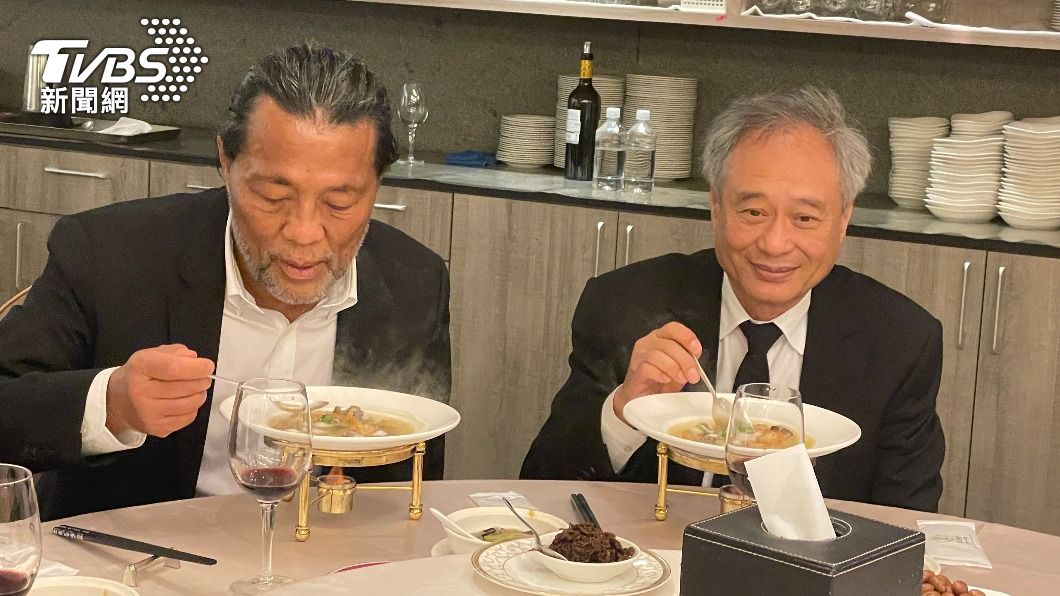 李安和李屏賓喝湯休息。(圖/TVBS)
