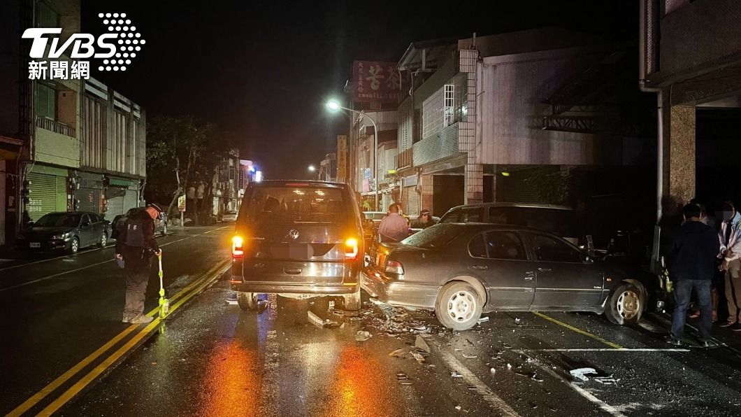 撞2賠3！酒駕男台東市區自撞　下車狡辯：閃車失控