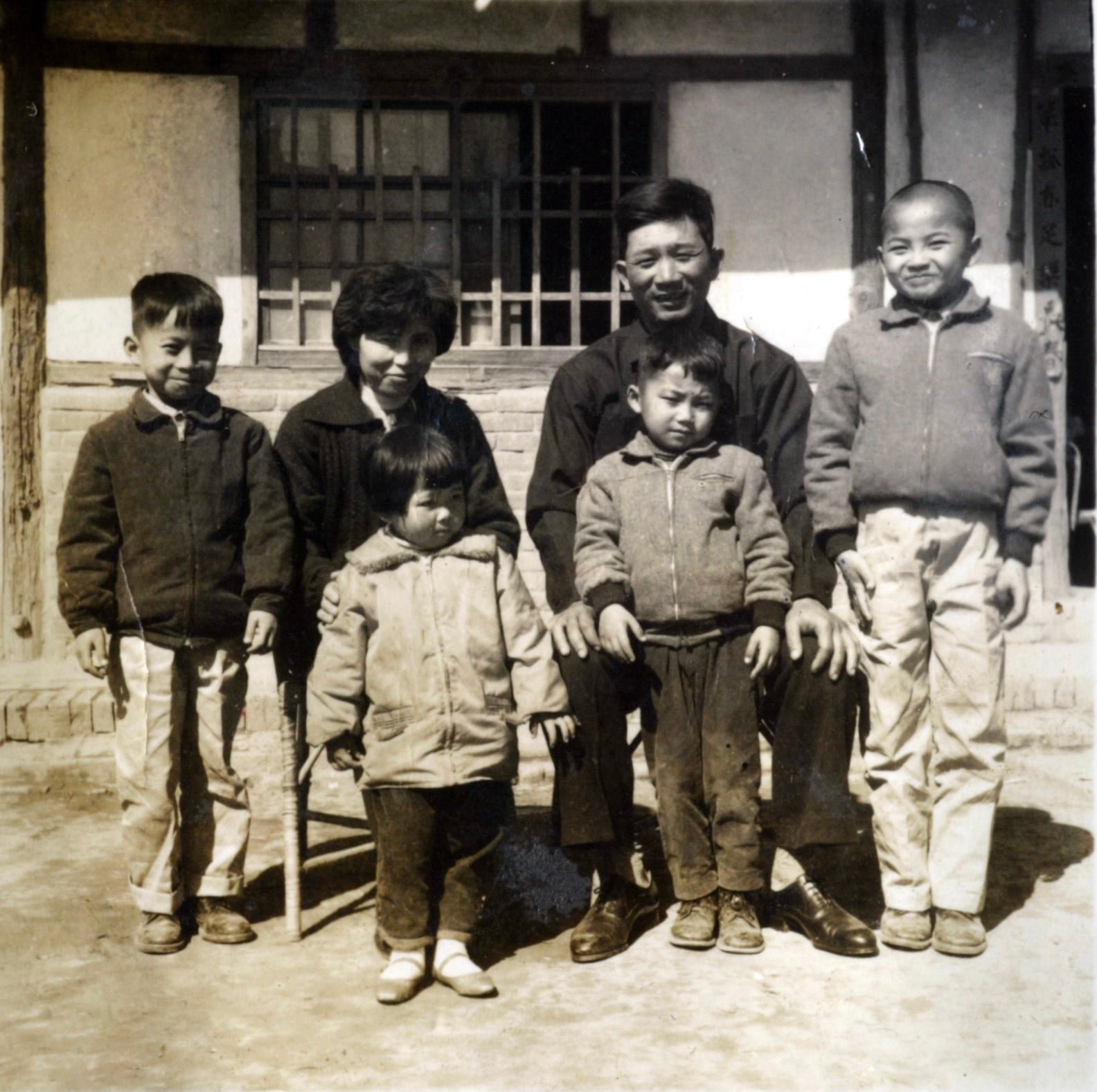 侯友宜分享一家人的合照。(圖/翻攝自侯友宜臉書)