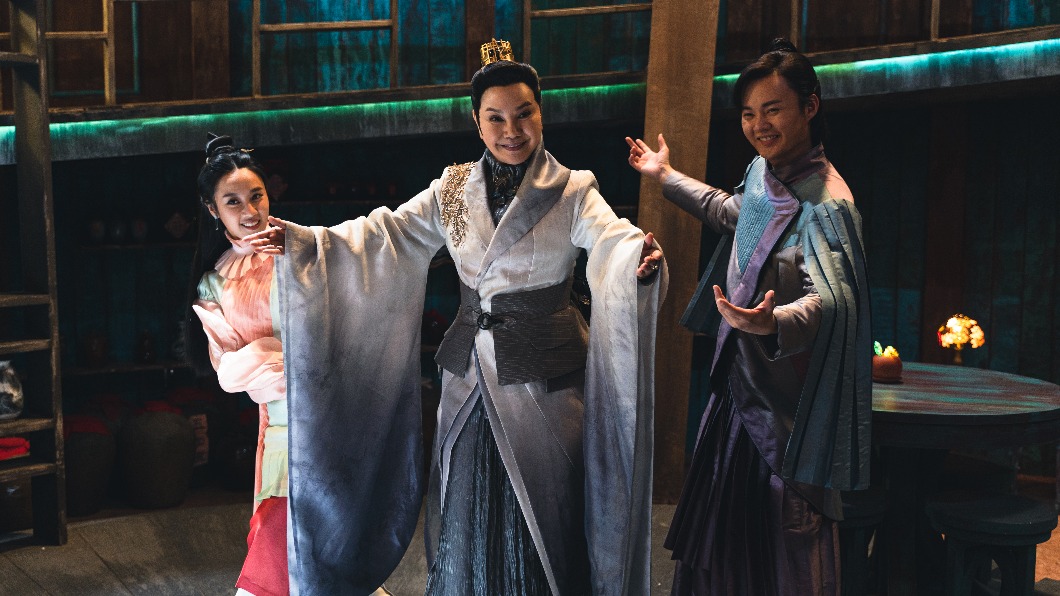 方宥心（左起）、唐美雲、許富凱在《孟婆客棧》中的互動相當逗趣。（圖／公視台語台提供）