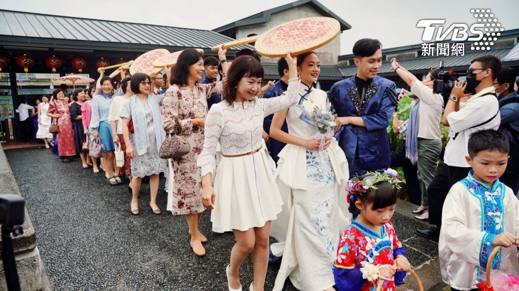 高市客家婚禮連辦9年！　35對新人湖畔許終生