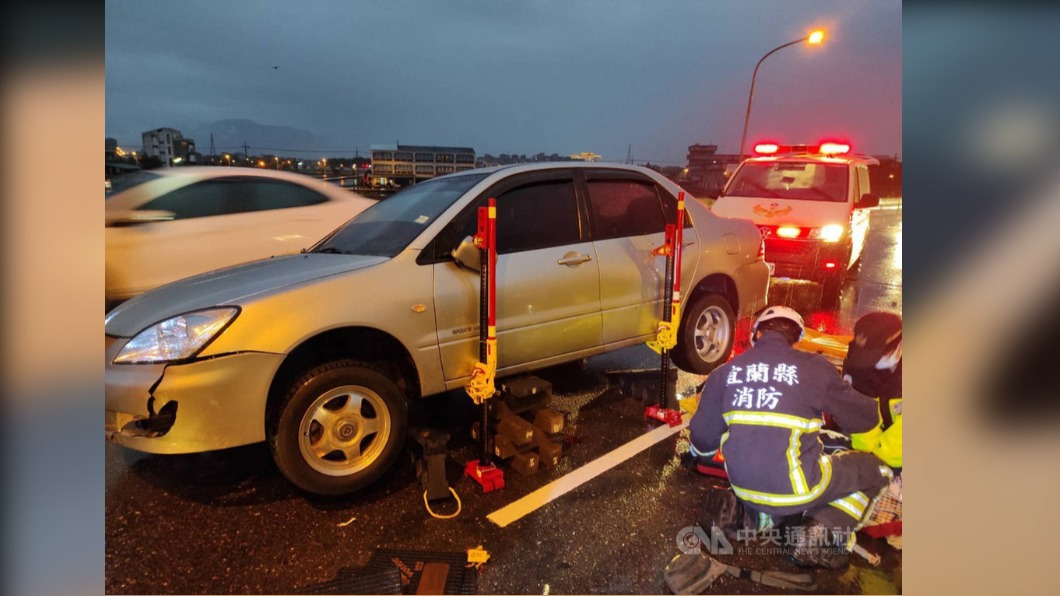 天雨疑自撞　女騎士蘭陽大橋倒地遭轎車輾過身亡
