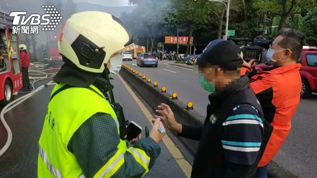 工廠老闆和警消人員說明內部情況。(圖/TVBS)