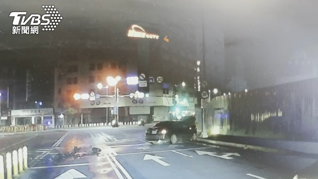 鄧男酒駕對撞計程車。(圖/民眾提供)