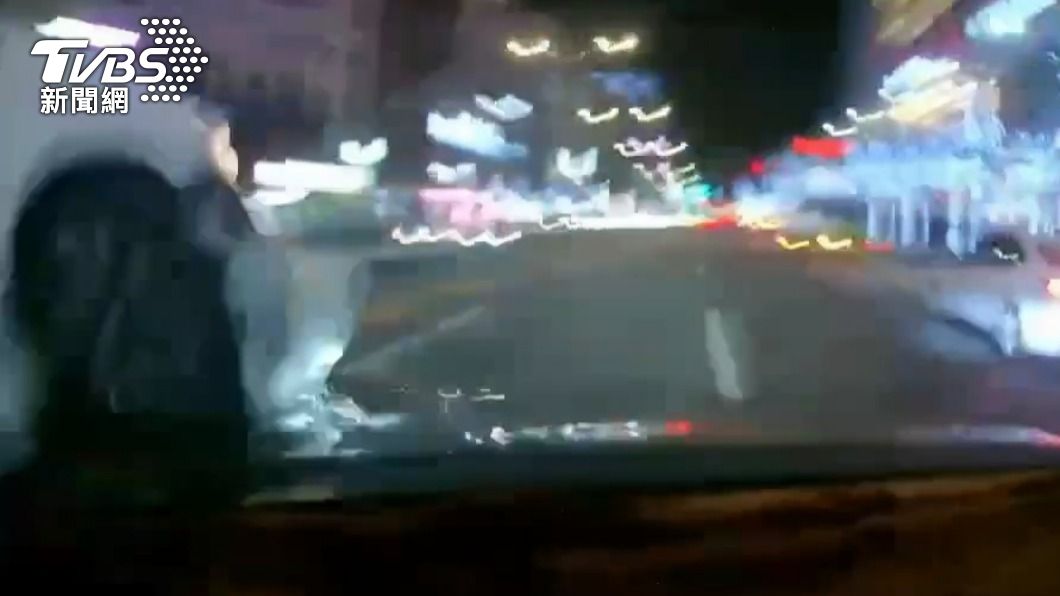 北市統一時代百貨前翻車!起步未讓 四輪朝天乘客氣喘送醫