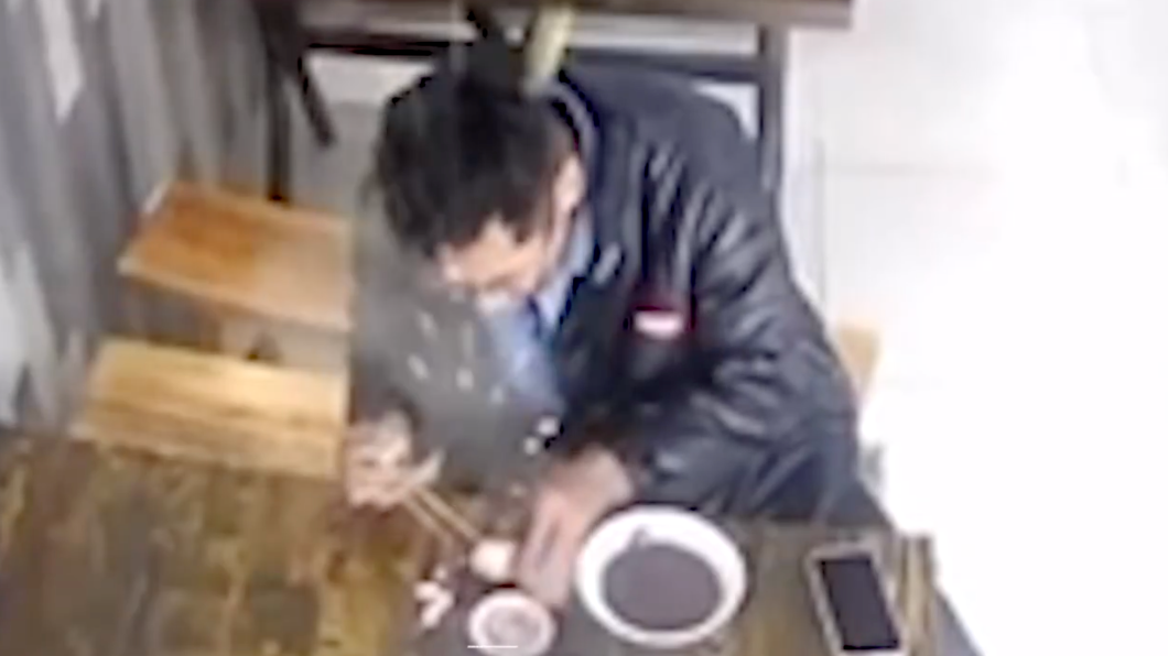 「炸蛋」噴滿臉!男剝雞蛋殼突爆開 侮辱性畫面引共鳴