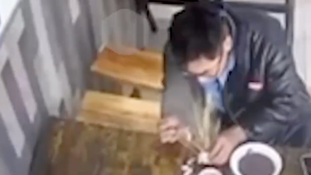 雞蛋突然炸開,讓男子嚇一跳。(圖/翻攝自微博)