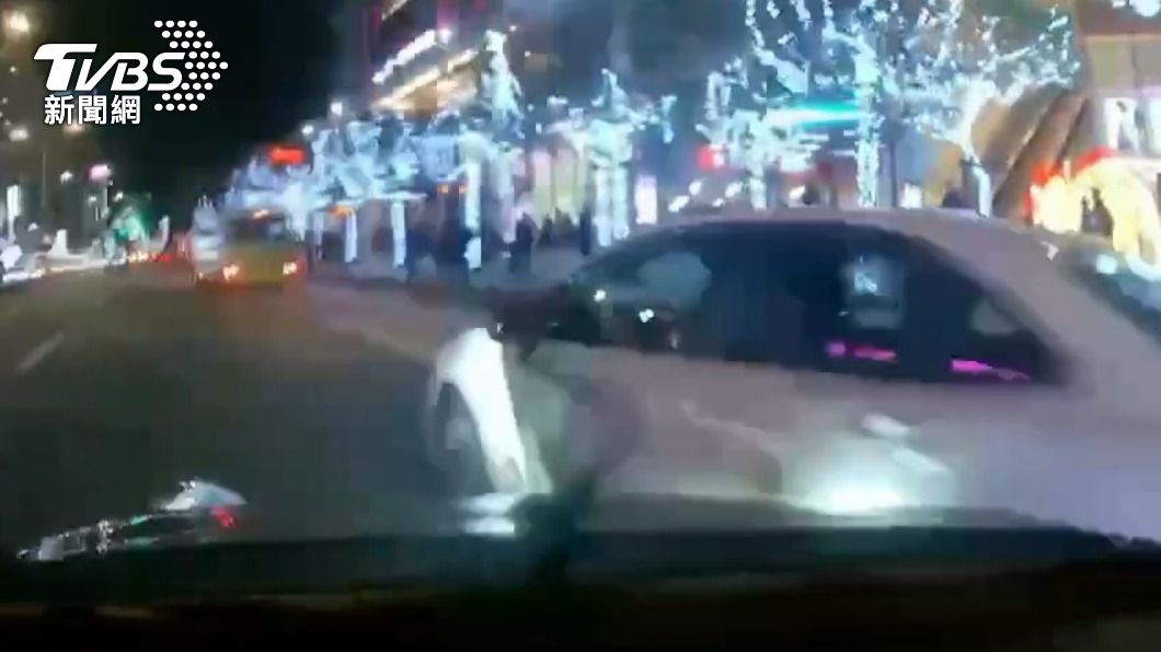 呂女車輛再度撞擊路邊多元化計程車。(圖/TVBS)