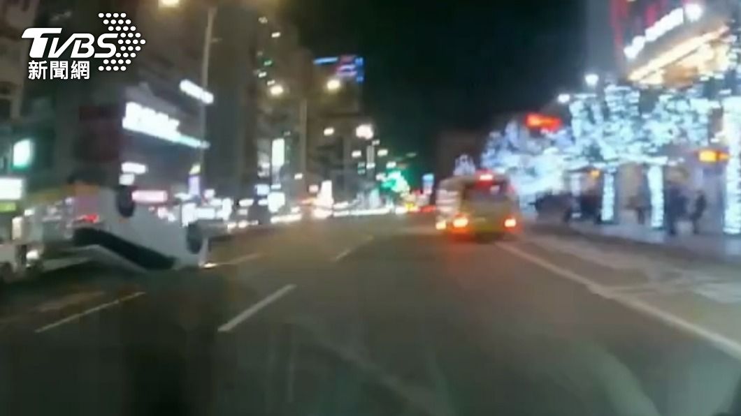 車輛翻覆後在路中央滑行一段路才停下。(圖/TVBS)