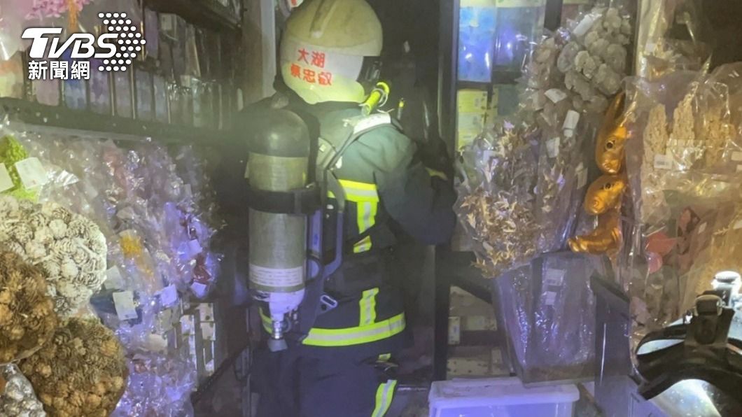 台北內湖花市火警竄濃煙!男攤販急滅火 手臂遭燙傷送醫