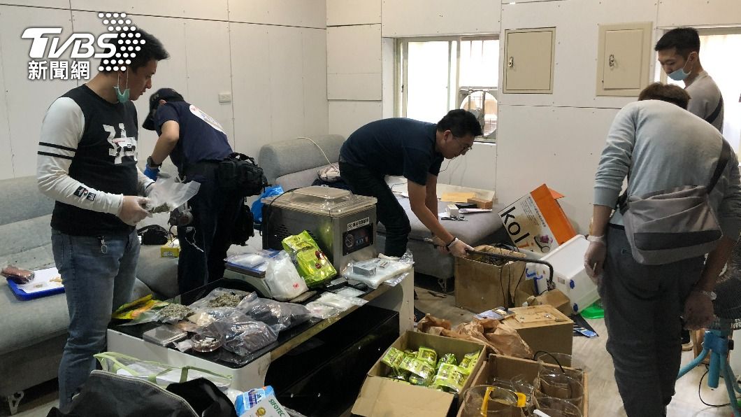 警方搜出大量毒品。(圖/TVBS)