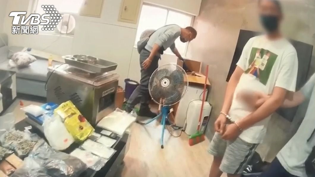 招待所遭警方攻堅時犯嫌相當訝異還一臉呆萌。