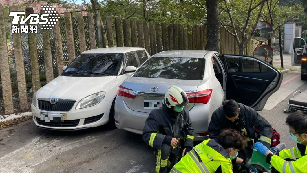 身體不適仍帶兒上學！父自撞路樹喪命　6歲兒目擊全程