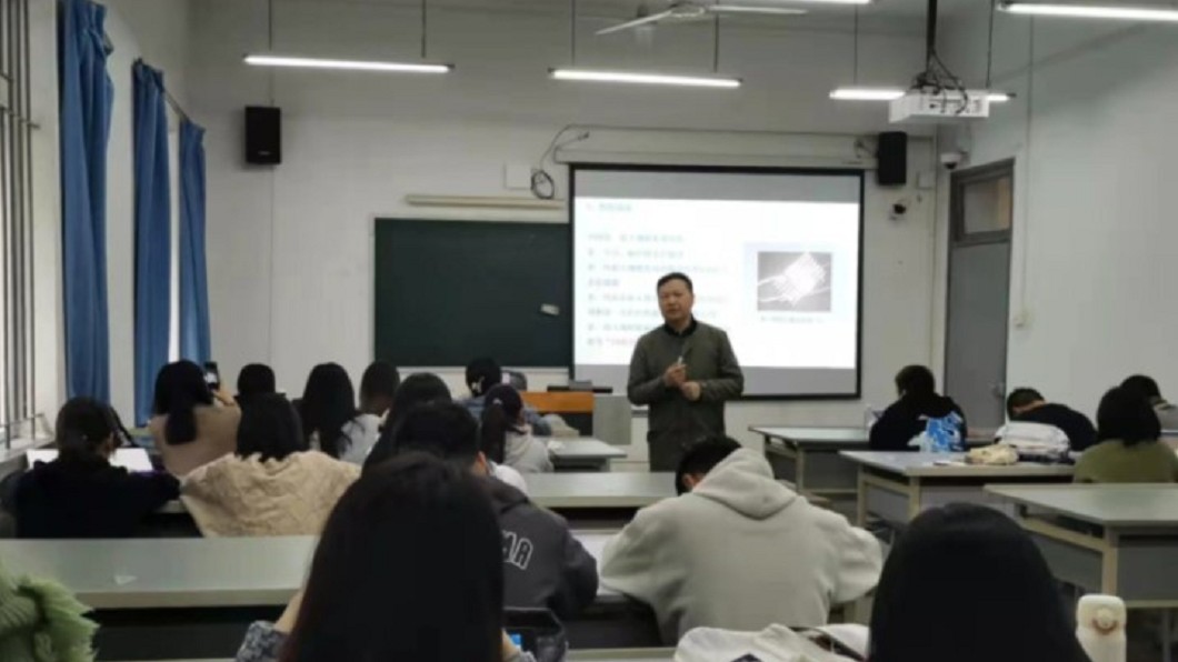 講師文一。(圖/翻攝自《龍華網》)