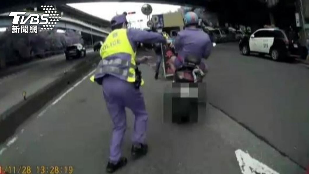 騎士不理員警指揮。(圖/TVBS)