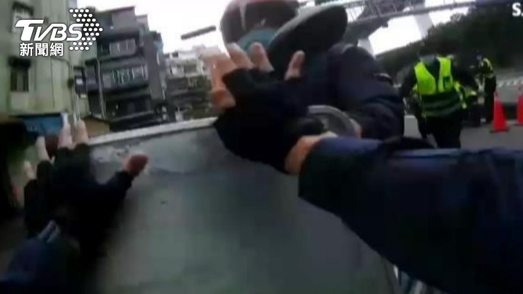 酒駕闖臨檢站！勇警「告示牌」阻逃逸　騎士辯：煞不住啦