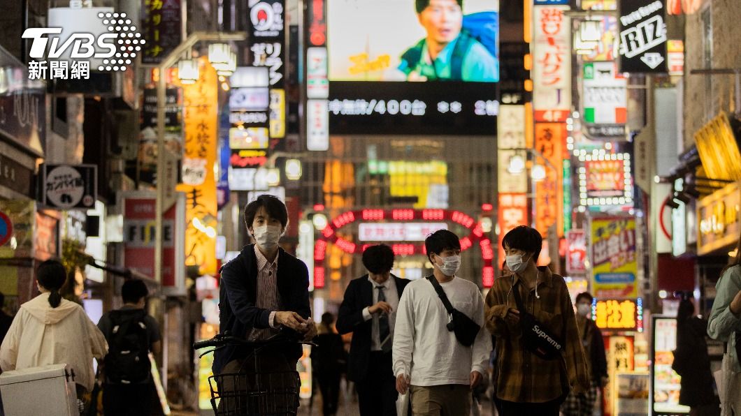 日本面臨疫情再也不敢鬆懈,緊急提高防疫層級。(圖/達志影像美聯社)