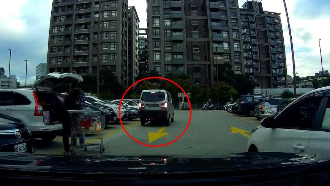 廂型車一開始停在對向車道。（圖／Facebook 台北之北投幫）