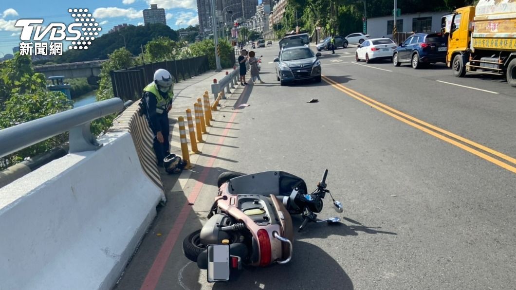 R8事故地點旁又出事!機車撞等紅燈汽車 女騎士倒地濺血