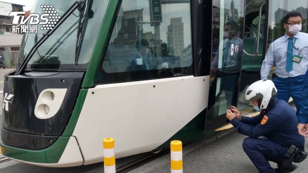 今年第10撞！機車違規右轉　擦傷「高雄輕軌」車頭飾板