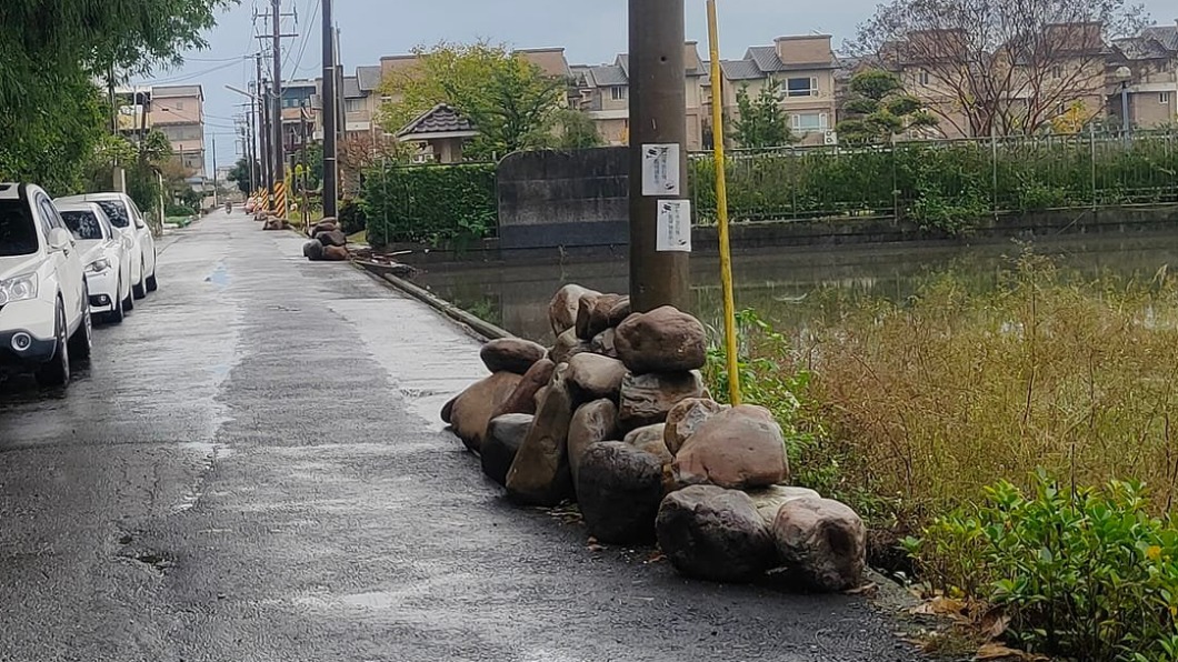 宜蘭市育才國小周邊電線桿的下方,近期出現堆石怪客。(圖/翻攝自「宜蘭知識+」臉書)