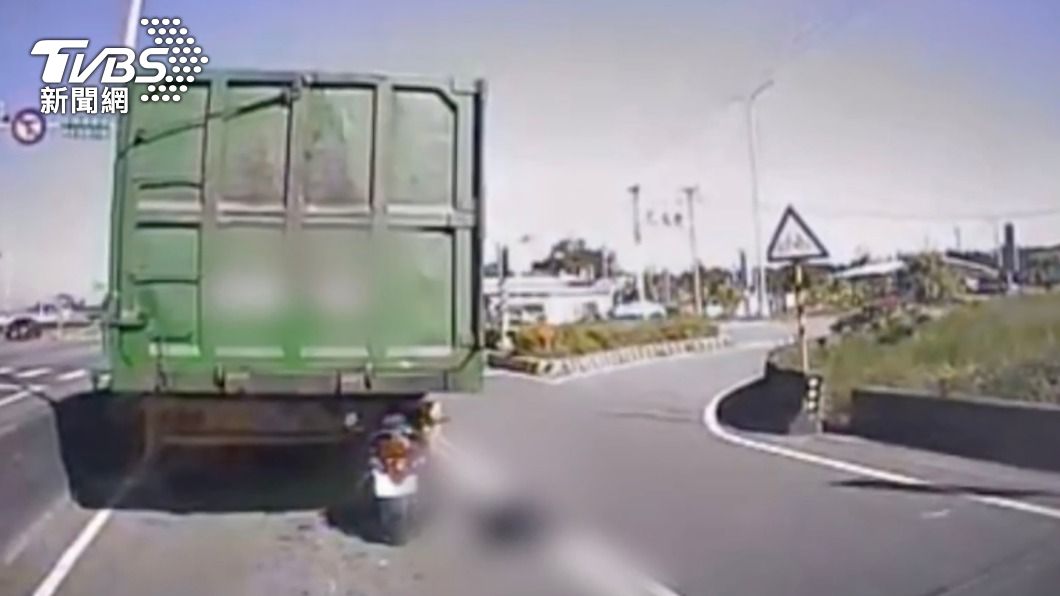 西濱男騎士追撞卡車！　「機車直插後斗」人噴飛慘死