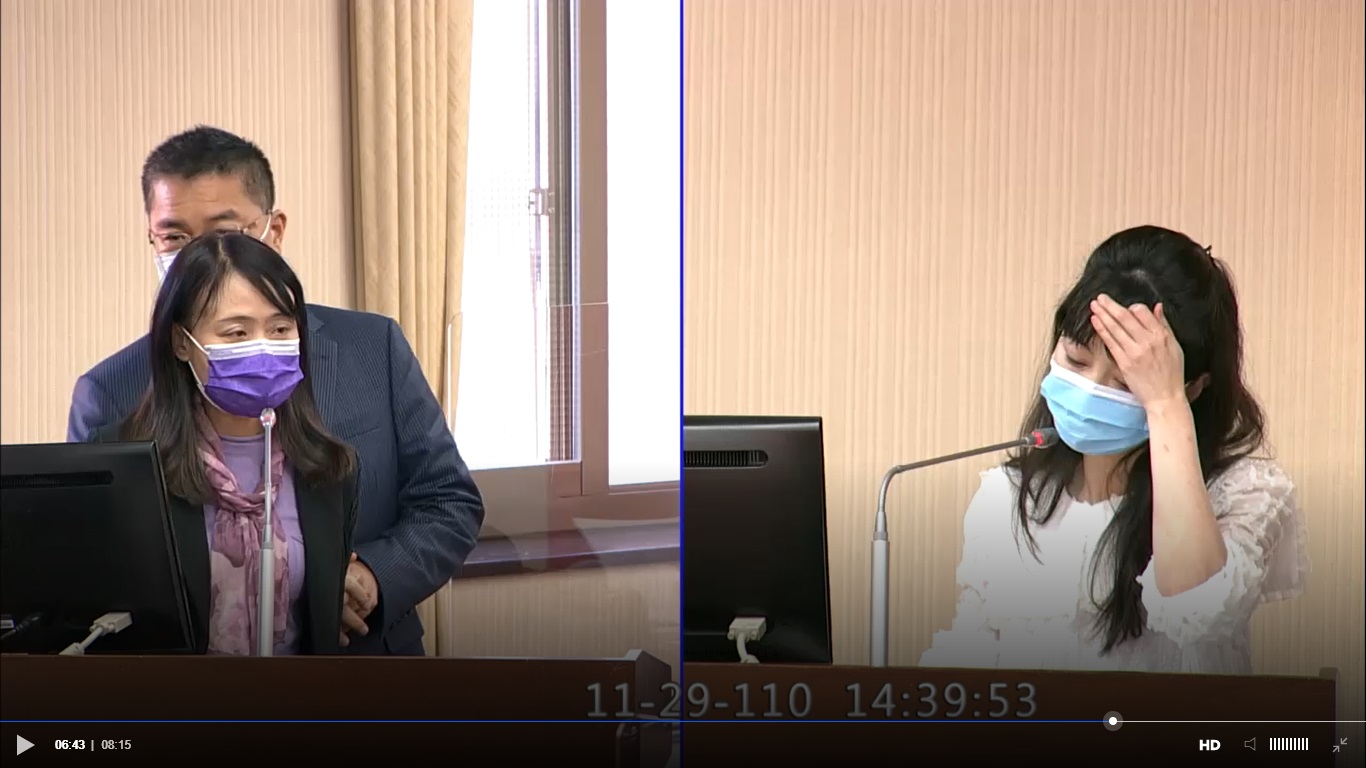 高嘉瑜(右)手上疑有多處瘀青傷痕。(圖/翻攝自國會頻道網站)