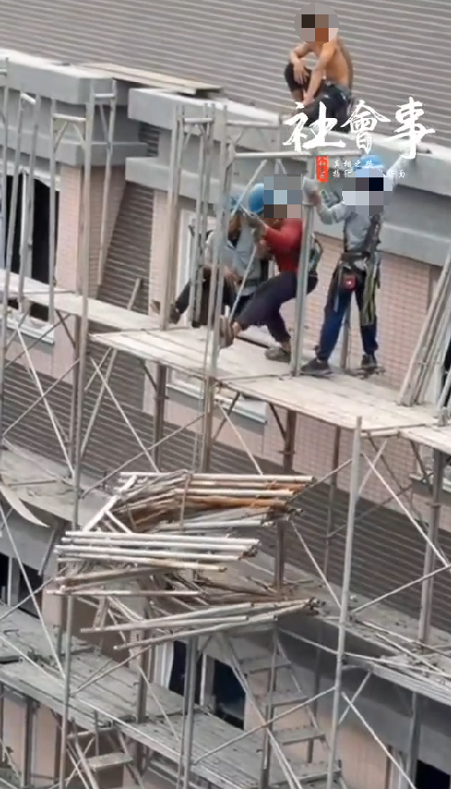 六輕包商工人徒手拉鷹架,不堪負重後,整捆鷹架從8樓墜地。(圖/翻攝自記者爆料網)