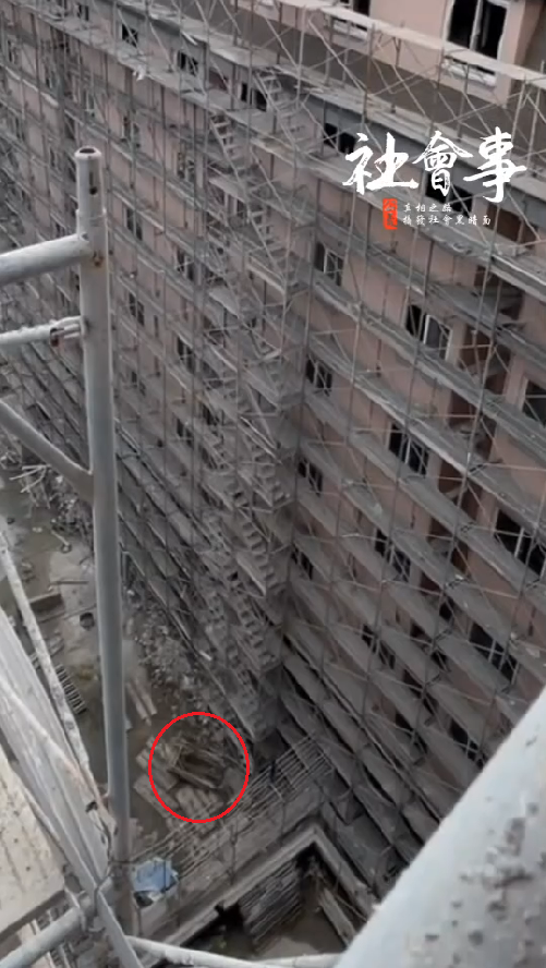 六輕包商工人徒手拉鷹架,不堪負重後,整捆鷹架從8樓墜地。(圖/翻攝自記者爆料網)