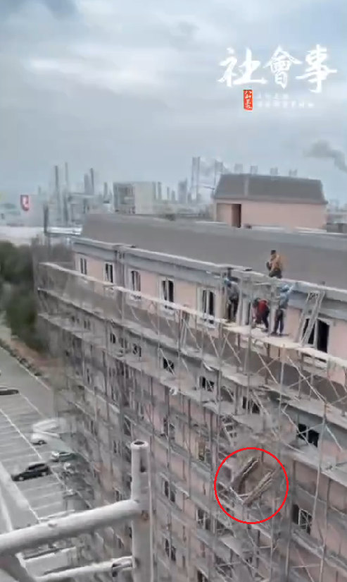 六輕包商工人徒手拉鷹架,不堪負重後,整捆鷹架從8樓墜地。(圖/翻攝自記者爆料網)