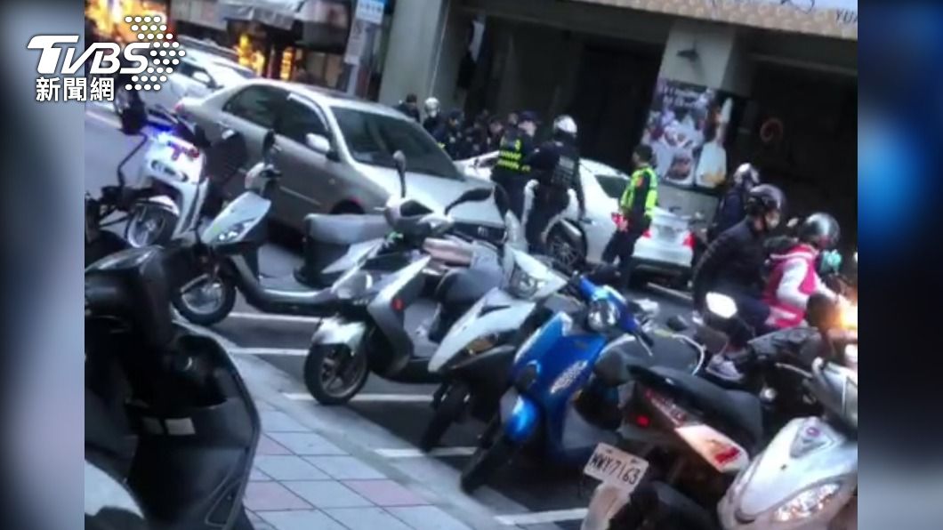 警方獲報趕到現場。（圖／TVBS）