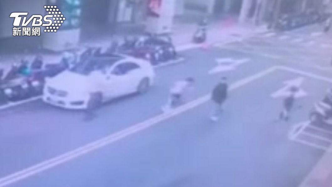 4名男子開車抵達穿越馬路到酒店。（圖／TVBS）