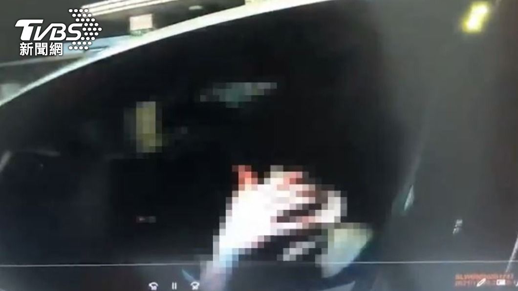 男子被警方攔查時，手上還有血跡。（圖／TVBS）