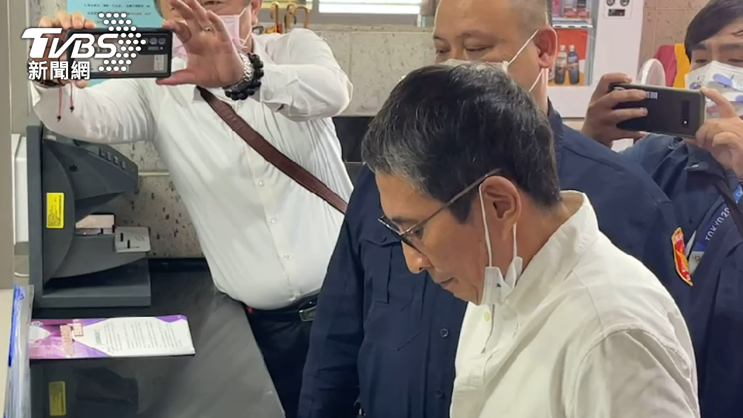 鈕承澤性侵女助理被判刑4年,今(30)日現身花連地檢署報到。(圖/TVBS)