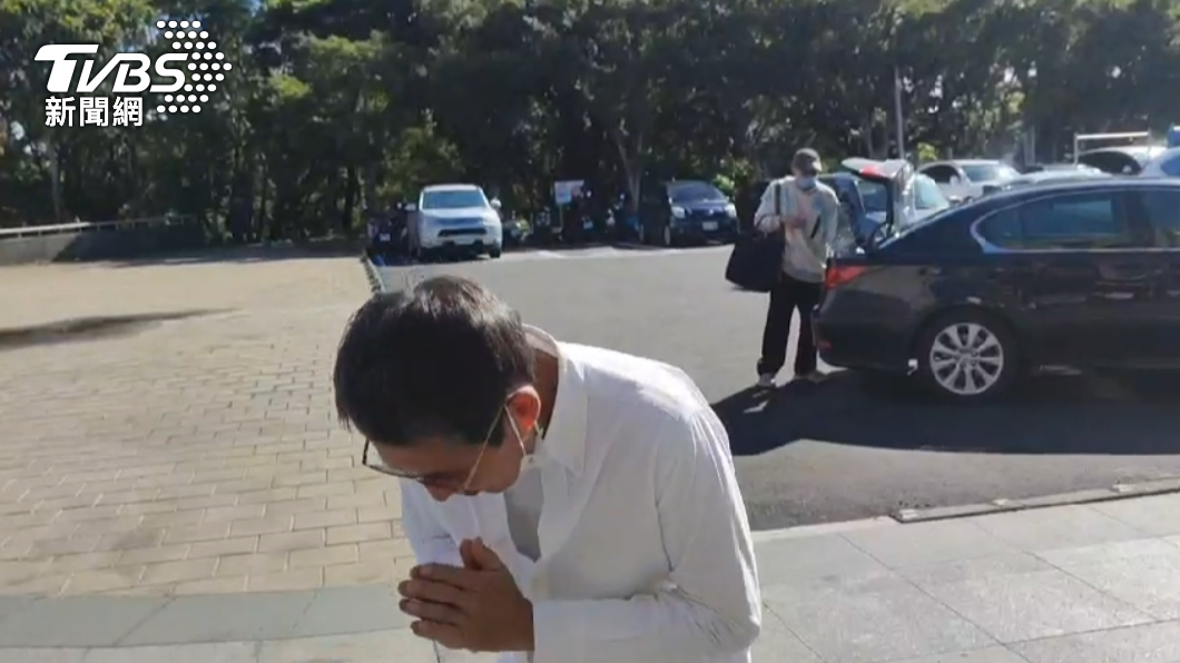 鈕承澤面對媒體提問,雙手合十表示,謝謝大家的關心。(圖/TVBS)