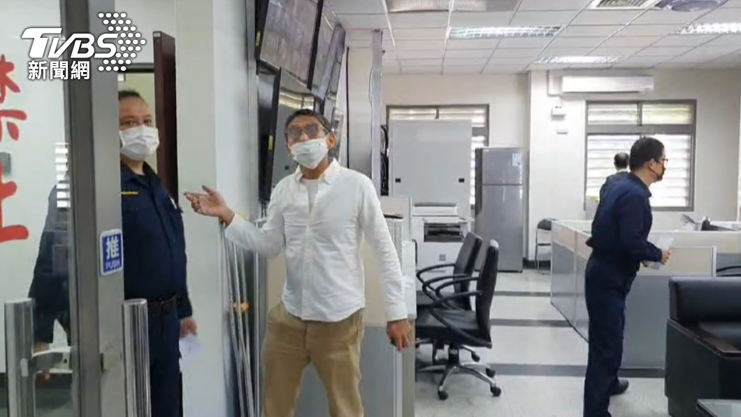 鈕承澤獨自走進署內法警室報到。(圖/TVBS)