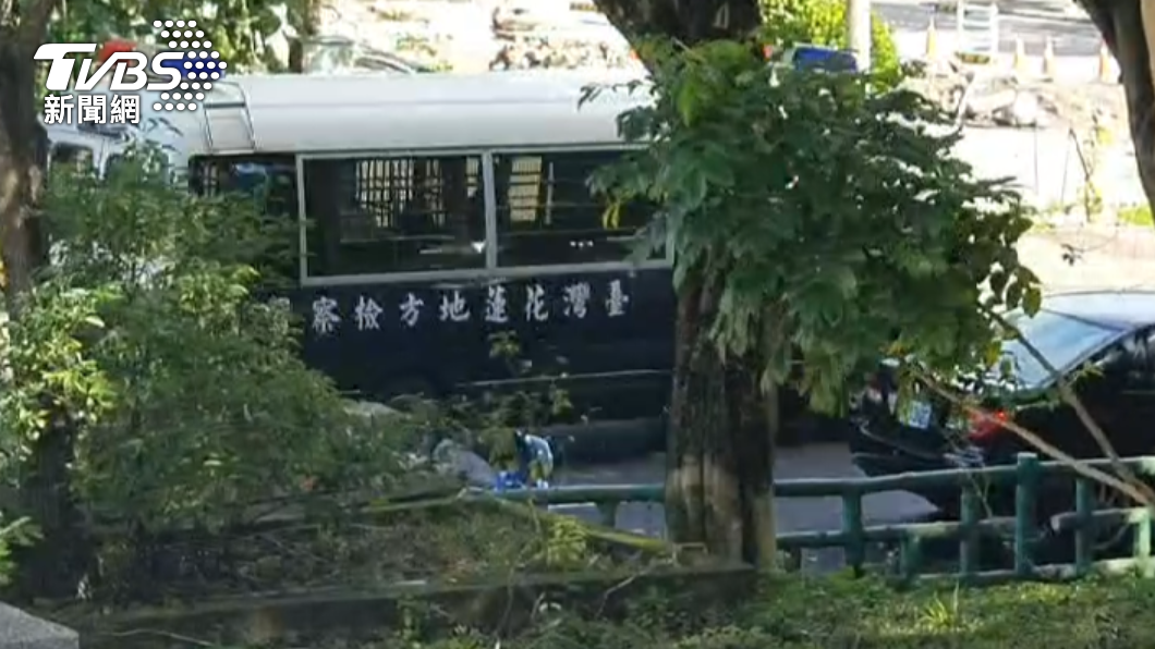 今(30)日上午10時28分,鈕承澤搭乘地檢署的車離開。(圖/TVBS)