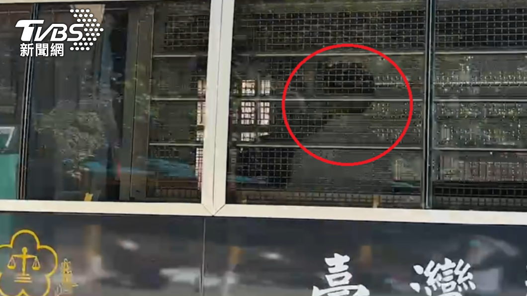 今(30)日上午10時50分,鈕承澤搭乘地檢署的車抵達花蓮監獄。(圖/TVBS)