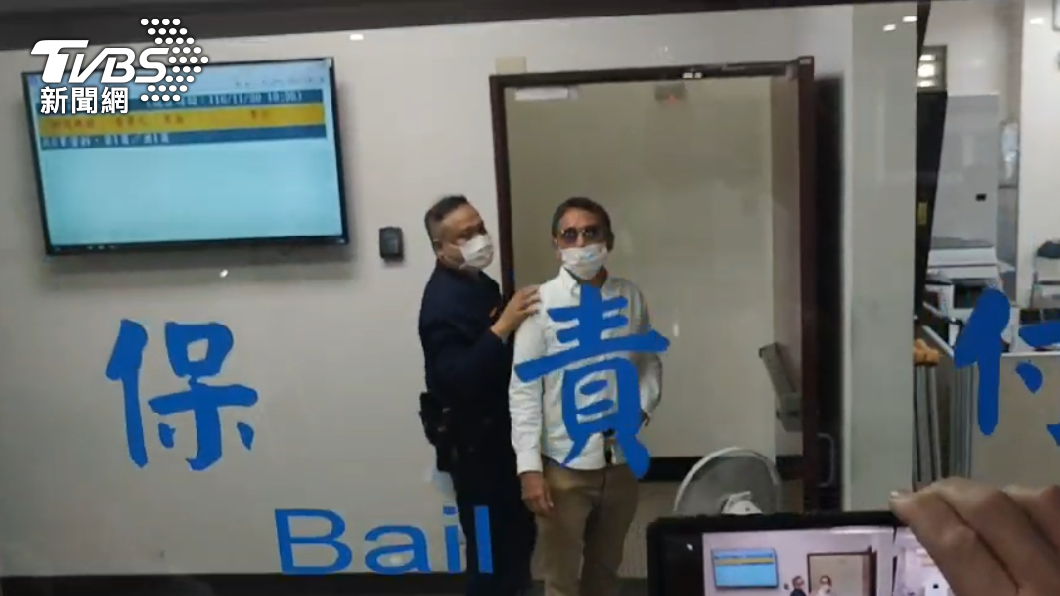 鈕承澤獨自走進署內法警室報到。(圖/TVBS)