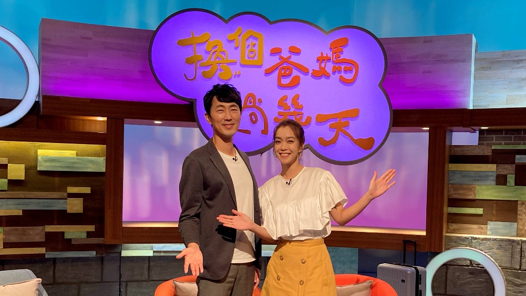 大霈主持親子節目《換個爸媽過幾天》,與親子專家馬大元醫師一起幫助親子開啟對話。(圖/公視提供)